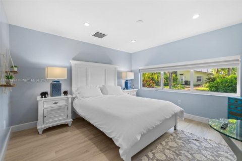 House in North Miami, Florida 5 bedrooms, 254.09 sq.m. № 1920536 - photo 11