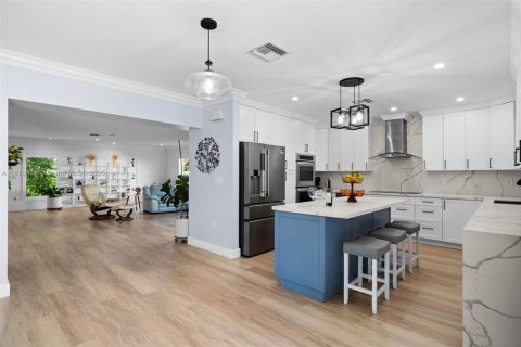 House in North Miami, Florida 5 bedrooms, 254.09 sq.m. № 1920536 - photo 9