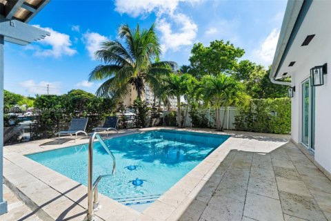 House in North Miami, Florida 5 bedrooms, 254.09 sq.m. № 1920536 - photo 4