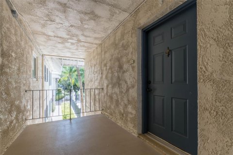 Condo in Pinecrest, Florida, 1 bedroom  № 1999660 - photo 7