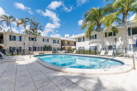 Condo in Pinecrest, Florida, 1 bedroom  № 1999660 - photo 10