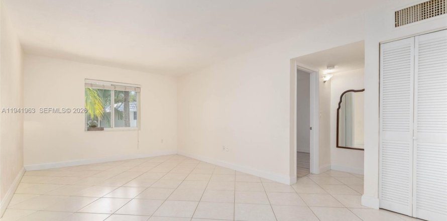 Condo in Pinecrest, Florida, 1 bedroom  № 1999660