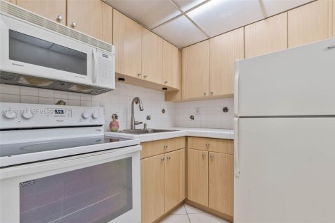 Condo in Pinecrest, Florida, 1 bedroom  № 1999660 - photo 3