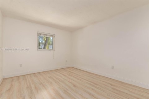 Condo in Pinecrest, Florida, 1 bedroom  № 1999660 - photo 4
