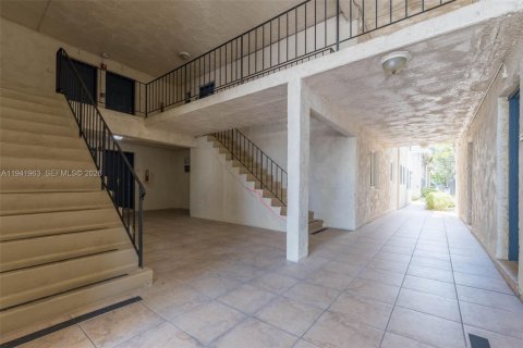 Condo in Pinecrest, Florida, 1 bedroom  № 1999660 - photo 8