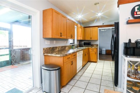 House in Lauderhill, Florida 3 bedrooms, 137.5 sq.m. № 2056900 - photo 11