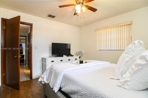House in Lauderhill, Florida 3 bedrooms, 137.5 sq.m. № 2056900 - photo 30