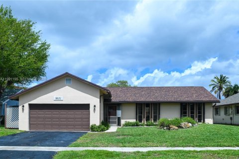 House in Lauderhill, Florida 3 bedrooms, 137.5 sq.m. № 2056900