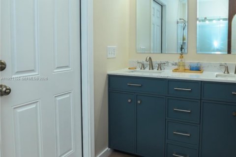 House in Lauderhill, Florida 3 bedrooms, 137.5 sq.m. № 2056900 - photo 26