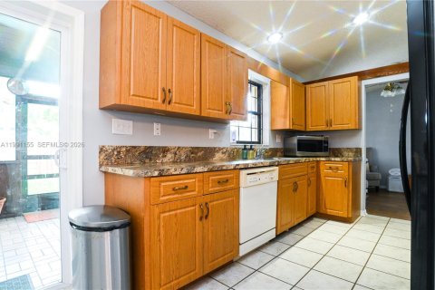 House in Lauderhill, Florida 3 bedrooms, 137.5 sq.m. № 2056900 - photo 12