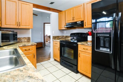 House in Lauderhill, Florida 3 bedrooms, 137.5 sq.m. № 2056900 - photo 13