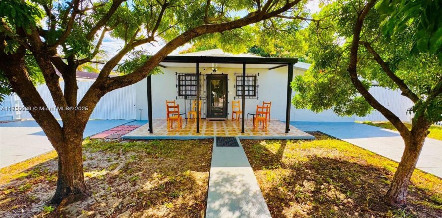House in Hialeah, Florida 2 bedrooms, 112.69 sq.m. № 1890747