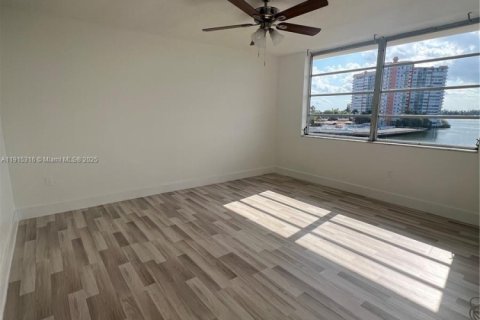 Купить кондоминиум в Майами, Флорида 2 спальни, 107.77м2, № 1971423 - фото 1