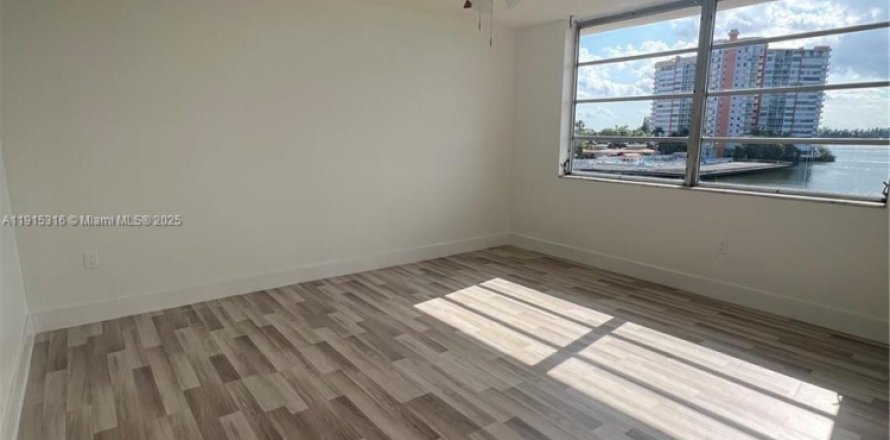 Кондоминиум с 2 спальнями в Майами, Флорида № 1971423