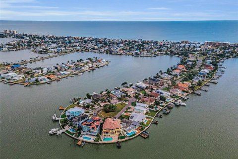 House in Redington Beach, Florida 3 bedrooms, 194.91 sq.m. № 2203370 - photo 3