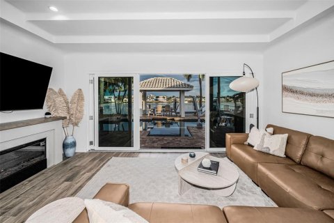 House in Redington Beach, Florida 3 bedrooms, 194.91 sq.m. № 2203370 - photo 11