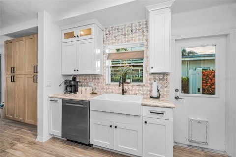 House in Redington Beach, Florida 3 bedrooms, 194.91 sq.m. № 2203370 - photo 25