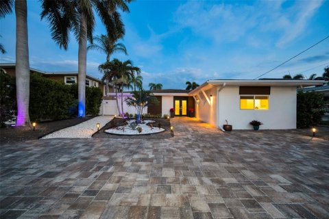 House in Redington Beach, Florida 3 bedrooms, 194.91 sq.m. № 2203370