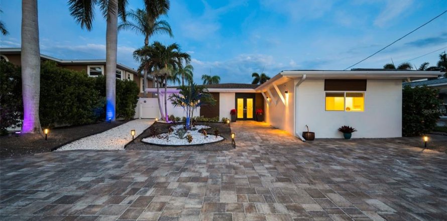 House in Redington Beach, Florida 3 bedrooms, 194.91 sq.m. № 2203370