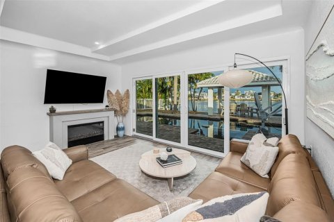 House in Redington Beach, Florida 3 bedrooms, 194.91 sq.m. № 2203370 - photo 9