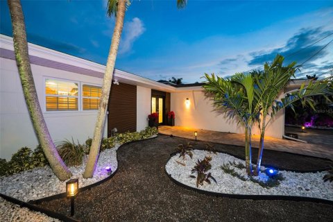 House in Redington Beach, Florida 3 bedrooms, 194.91 sq.m. № 2203370 - photo 4