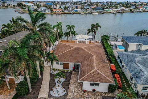 House in Redington Beach, Florida 3 bedrooms, 194.91 sq.m. № 2203370 - photo 2