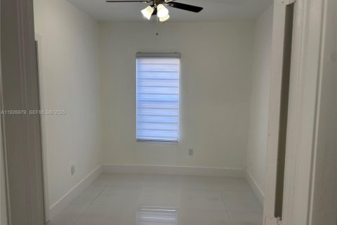 Villa ou maison à louer à Miami, Floride: 2 chambres, 167.97 m2 № 1986173 - photo 11