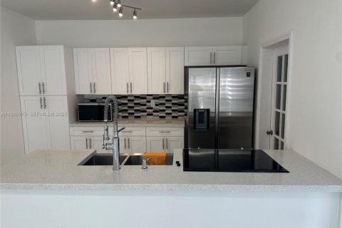 Villa ou maison à louer à Miami, Floride: 2 chambres, 167.97 m2 № 1986173 - photo 13