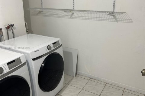 Villa ou maison à louer à Miami, Floride: 2 chambres, 167.97 m2 № 1986173 - photo 14