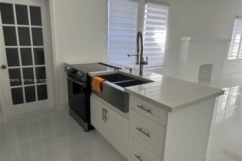 Villa ou maison à louer à Miami, Floride: 2 chambres, 167.97 m2 № 1986173 - photo 3