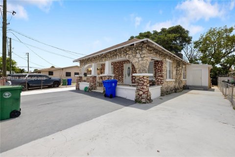 Villa ou maison à louer à Miami, Floride: 2 chambres, 167.97 m2 № 1986173 - photo 2