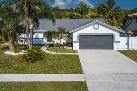 House in Boca Raton, Florida 3 bedrooms, 130.16 sq.m. № 1189715 - photo 1