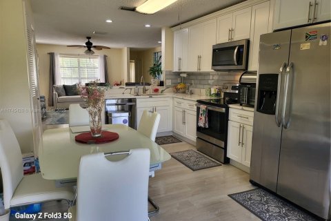 Townhouse in Greenacres, Florida 3 bedrooms, 144.74 sq.m. № 1731692 - photo 13