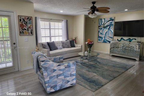 Townhouse in Greenacres, Florida 3 bedrooms, 144.74 sq.m. № 1731692 - photo 5