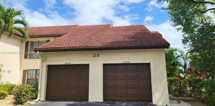 Townhouse in Greenacres, Florida 3 bedrooms, 144.74 sq.m. № 1731692