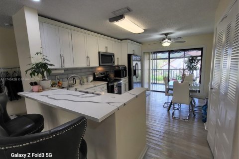 Townhouse in Greenacres, Florida 3 bedrooms, 144.74 sq.m. № 1731692 - photo 15