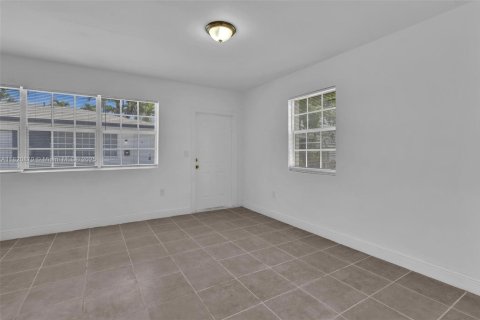 Propiedad comercial en venta en Miami Beach, Florida, 228.91 m2 № 1799501 - foto 9