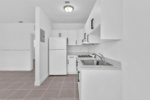 Propiedad comercial en venta en Miami Beach, Florida, 228.91 m2 № 1799501 - foto 12