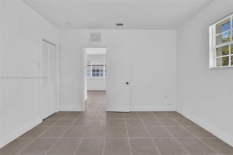 Propiedad comercial en venta en Miami Beach, Florida, 228.91 m2 № 1799501 - foto 16