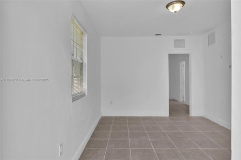 Propiedad comercial en venta en Miami Beach, Florida, 228.91 m2 № 1799501 - foto 5