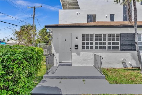 Propiedad comercial en venta en Miami Beach, Florida, 228.91 m2 № 1799501 - foto 1