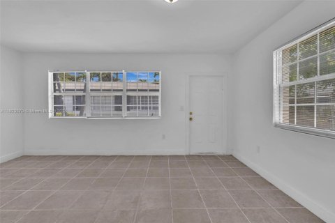 Propiedad comercial en venta en Miami Beach, Florida, 228.91 m2 № 1799501 - foto 8
