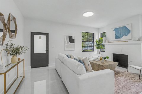 House in Coral Gables, Florida 3 bedrooms, 162.11 sq.m. № 2399935 - photo 9