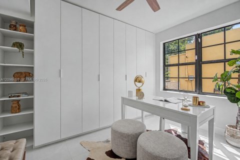 House in Coral Gables, Florida 3 bedrooms, 162.11 sq.m. № 2399935 - photo 16