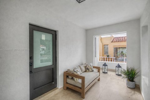 House in Coral Gables, Florida 3 bedrooms, 162.11 sq.m. № 2399935 - photo 23