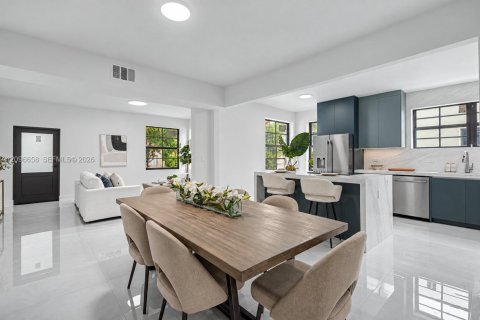 House in Coral Gables, Florida 3 bedrooms, 162.11 sq.m. № 2399935 - photo 8
