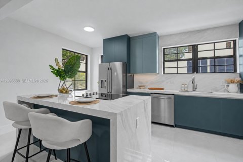 House in Coral Gables, Florida 3 bedrooms, 162.11 sq.m. № 2399935 - photo 6