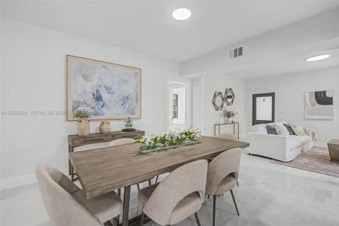 House in Coral Gables, Florida 3 bedrooms, 162.11 sq.m. № 2399935 - photo 13
