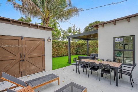 House in Coral Gables, Florida 3 bedrooms, 162.11 sq.m. № 2399935 - photo 22