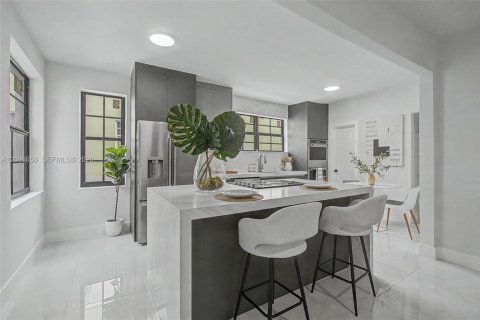 House in Coral Gables, Florida 3 bedrooms, 162.11 sq.m. № 2399935 - photo 5